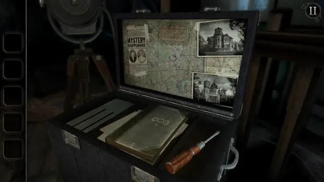 Schermata di gioco: una valigia aperta con una mappa, un ritaglio di giornale intitolato Mystery Disappearance, due fotografie di una villa e un cacciavite.