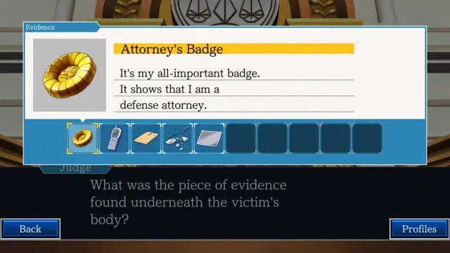 Schermata di gioco: la scheda di una prova chiamata Attorney's Badge sopra una fila di prove raccolte, mentre il giudice pone una domanda in inglese.